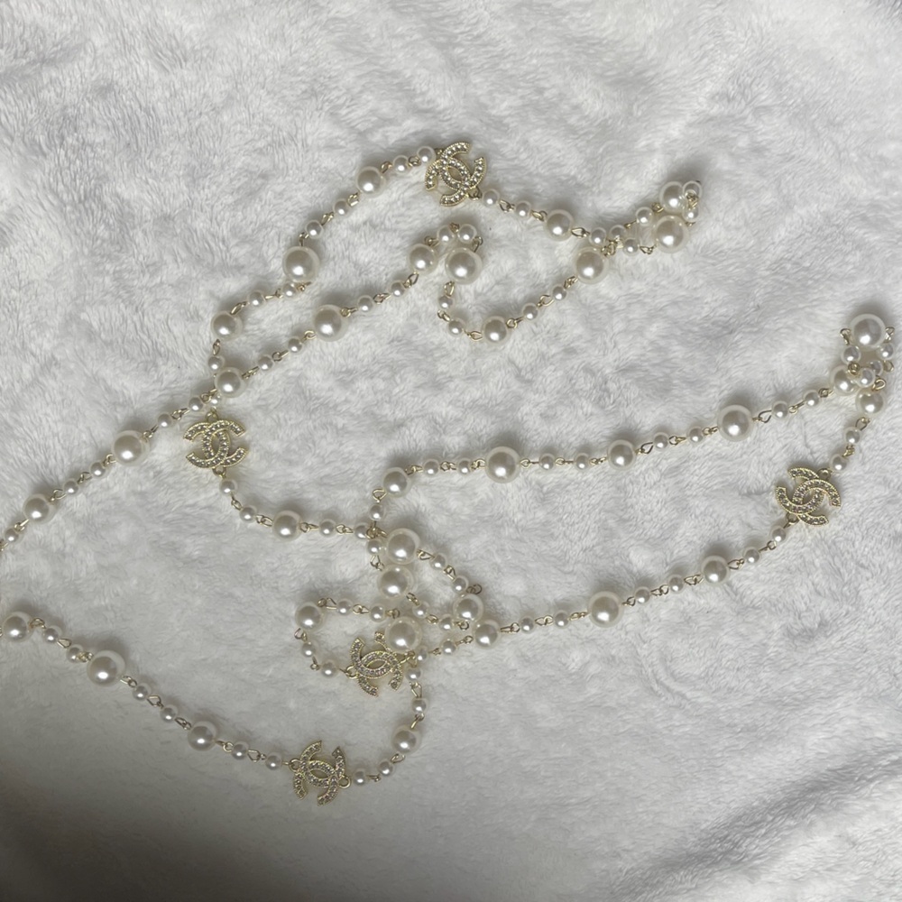 Chic Pearl and Gold tone Long Necklace